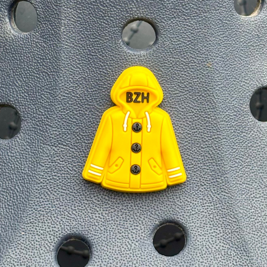 Charm ciré jaune Local Poulpiz clipsé sur un sabot à trous